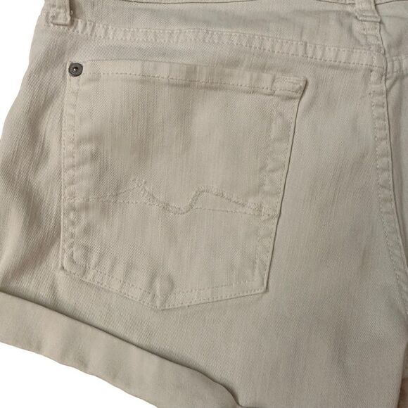 7 for all mankind ~ ivory denim shorts ~ size 31 ~ slight imperfection on right - Picture 4 of 13